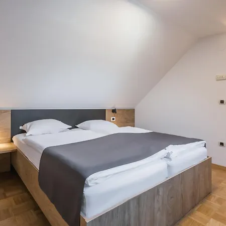 Pension Toeroek Lesce  Exterior photo
